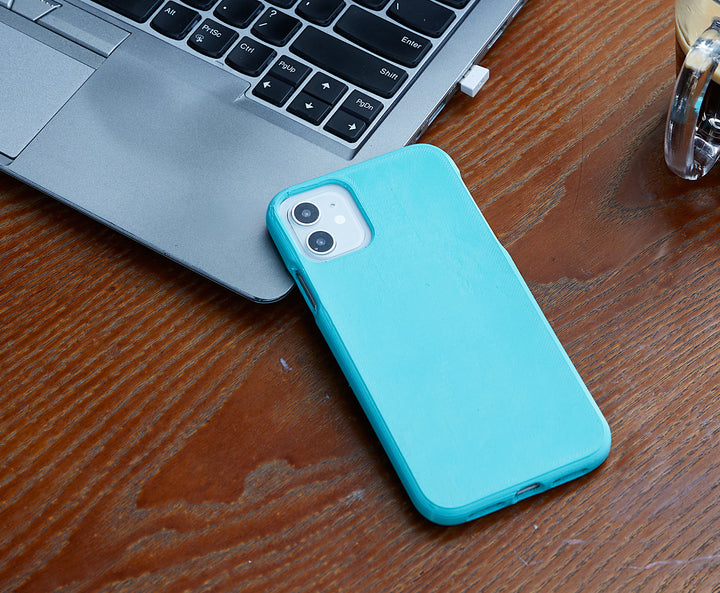 Custodia blu flessibile per telefono in filamento TPU su un portatile