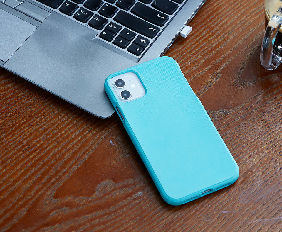 Custodia blu flessibile per telefono in filamento TPU su un portatile