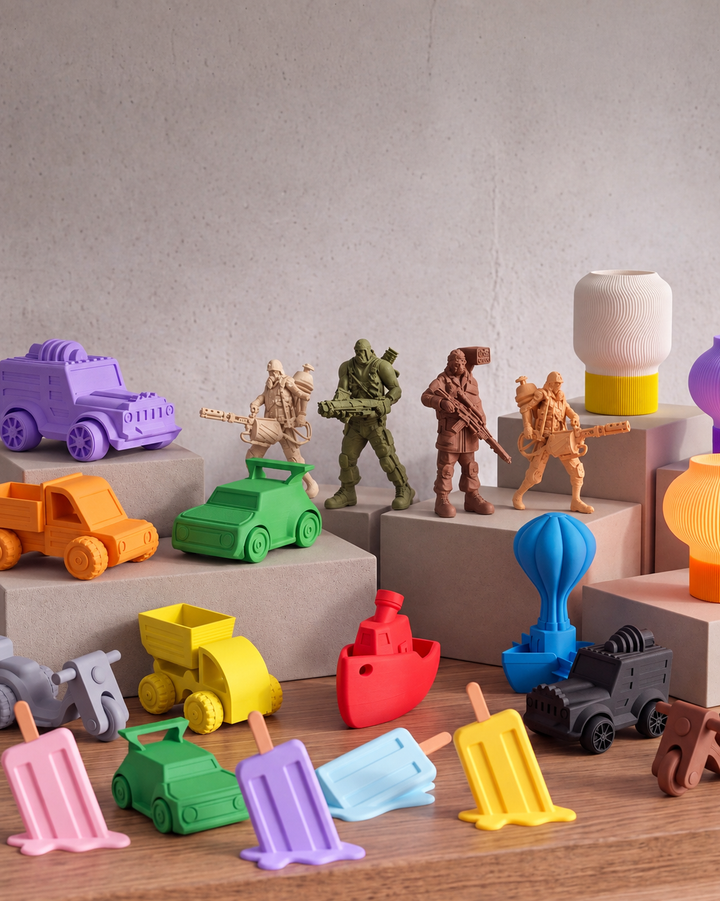 Modello di drago stampato in 3D nelle mani di un maker